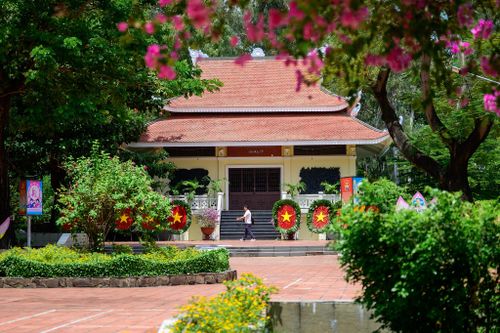  Theo các nhà nghiên cứu, nhiều tư liệu lịch sử được thu thập trong thời gian qua đã mở thêm hướng tiếp cận mới cho quá trình tìm kiếm. Trong đó, những bức ảnh chụp tại khu vực nghĩa địa Chí Hòa vào năm 1968 được xem là nguồn dữ liệu quan trọng. 