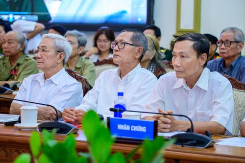  Những nhân chứng từng sống gần nghĩa trang Đô Thành tham gia cung cấp thông tin tại Hội thảo xác minh kết luận thông tin về liệt sĩ, mộ liệt sĩ tại khu vực nghĩa trang Đô Thành (Chí Hòa - Sài Gòn) sáng 8/6. Dù thời gian đã trôi qua gần 60 năm, nhiều người vẫn nhớ những đoàn xe chở thi thể ra vào khu vực này trong những ngày chiến sự ác liệt. 