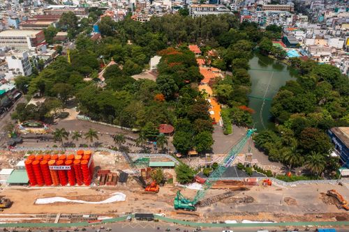  Hiện khu vực trước cổng chính Công viên Văn hóa Lê Thị Riêng đang được rào chắn để thi công nhà ga thuộc tuyến metro số 2 (Bến Thành - Tham Lương). 