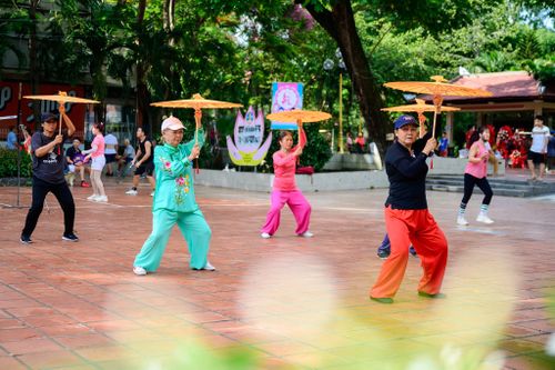  Buổi sáng, dưới những hàng cây cổ thụ luôn nhộn nhịp người tập thể dục. Cuộc sống bình yên hiện tại tạo nên sự tương phản với những câu chuyện lịch sử vẫn đang được tìm lại dưới lớp đất của công viên. 