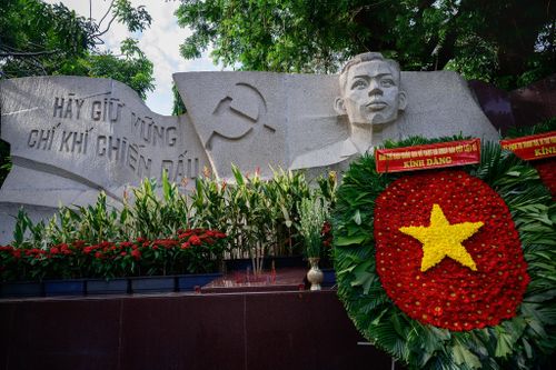  Trước khi trở thành công viên, khu đất này từng là nghĩa địa Chí Hòa, hay còn gọi là nghĩa trang Đô Thành, một trong những nghĩa trang lớn nhất Sài Gòn xưa. Khu vực sảnh công viên Lê Thị Riêng ngày nay từng là nơi phát hiện phần mộ của cố Tổng Bí thư Trần Phú vào năm 1999, sau 68 năm ông hy sinh. Để ghi nhớ sự kiện này, một bia tưởng niệm đã được đặt tại đây. 