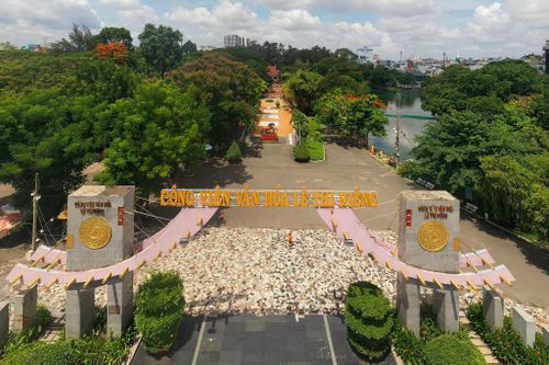  Công viên Văn hóa Lê Thị Riêng vẫn đông người đến vui chơi và giải trí. Nhưng dưới không gian xanh bình yên ấy, hành trình lần theo dấu tích năm 1968 vẫn đang tiếp diễn, với mong muốn tìm lại những người đã ngã xuống và hoàn thiện thêm những trang lịch sử còn dang dở. 