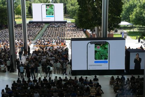 Khách tham dự theo dõi phiên khai mạc WWDC 2026 tại trụ sở Apple ngày 8/6. Ảnh: Bloomberg.