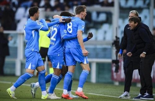 HLV Conte chia vui với McTominay và các học trò trong trận Napoli làm khách của Torino, thành phố Turin, Italy ở Serie A ngày 1.12.2024. Ảnh: AFP