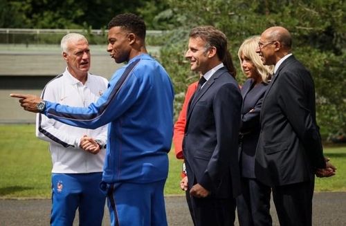 HLV tuyển Pháp, Didier Deschamps và đội trưởng Kylian Mbappe (áo xanh) tiếp vợ chồng Tổng thống Pháp và Chủ tịch Liên đoàn bóng đá Pháp tại trại huấn luyện ở Paris, hôm 2.6.2026. Ảnh: AP