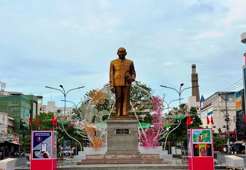 Tượng đài Chủ tịch Tôn Đức Thắng tại phường Long Xuyên, tỉnh An Giang