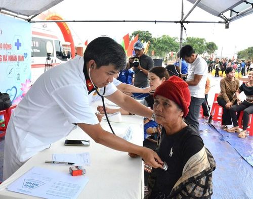 Bên cạnh chương trình khám sức khỏe miễn phí, Gia Lai cũng triển khai kế hoạch luân phiên bác sĩ về công tác có thời hạn tại các trạm y tế xã, phường