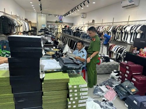 Lực lượng Công an và Quản lý thị trường thành phố Đồng Nai kiểm tra một trong hai cơ sở kinh doanh hàng giả nhãn hiệu. Ảnh: TTXVN phát