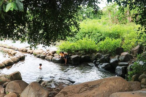 Giếng cổ là địa điểm thú vị cho du khách và người dân vào những ngày hè nóng bức. Ảnh: Tường Vi – TTXVN