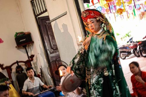 Hầu đồng tại đền thờ Đức Ông – Đào Kỳ Đại tướng quân; đây là một hình thức sinh hoạt tín ngưỡng dân gian quen thuộc, qua tiếng hát văn, nhịp đàn, trang phục và nghi lễ người dân gửi ước vọng bình an, may mắn, kết nối với cội nguồn tâm linh. Ảnh: Phạm Tuấn Anh - TTXVN