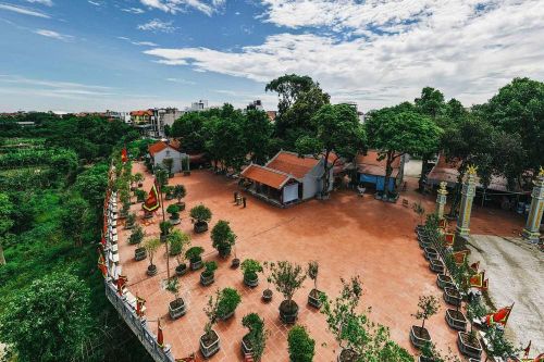 Đền Rừng nằm ven sông Hồng, là không gian thờ Chúa Thượng Ngàn, Thánh Linh Lang và còn lưu giữ nhiều hiện vật có giá trị lịch sử, văn hóa; ngày 28/2/2025, UBND TP Hà Nội ban hành Quyết định số 1168/QĐ-UBND xếp hạng Đền Rừng là Di tích lịch sử – văn hóa cấp thành phố. Ảnh: Phạm Tuấn Anh - TTXVN