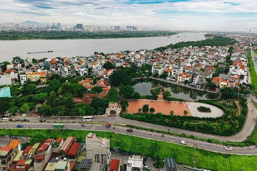 Giữa nhịp sống đô thị hiện đại, cụm đình – chùa – ao làng và những mái nhà ven sông gợi dấu tích của một ngôi làng cổ hơn 1.000 năm tuổi, gắn với lịch sử Thăng Long-Hà Nội. Ảnh: Phạm Tuấn Anh - TTXVN