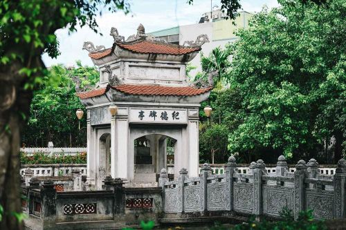 Nhà bia trong khuôn viên đình Phúc Xá, được xây dựng giữa ao, là một phần của quần thể di tích làng Phúc Xá – Bắc Biên, nơi lưu giữ nhiều dấu tích lịch sử, tín ngưỡng của cộng đồng cư dân ven sông Hồng. Ảnh: Phạm Tuấn Anh - TTXVN