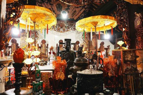 Tượng Thái úy Việt Quốc công Lý Thường Kiệt được đặt trang trọng trong đình Phúc Xá. Ảnh: Phạm Tuấn Anh - TTXVN