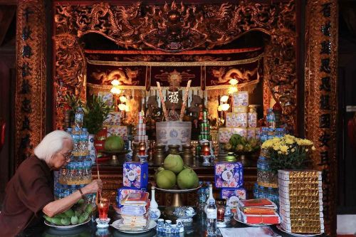 Không gian thờ tự Thái úy Việt Quốc công Lý Thường Kiệt cùng các vị thành hoàng trong đình Phúc Xá. Ảnh: Phạm Tuấn Anh - TTXVN