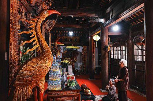 Người dân dâng hương trong đình Phúc Xá, một nét sinh hoạt tín ngưỡng có từ nhiều đời nay. Ảnh: Phạm Tuấn Anh - TTXVN
