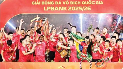 Câu lạc bộ Công an Hà Nội nhận Cúp vô địch V.League 1-2025/2026. (Ảnh: KHÁNH AN)
