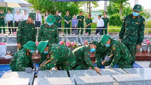 Lấy mẫu hài cốt liệt sĩ tại Nghĩa trang liệt sĩ Châu Thành.