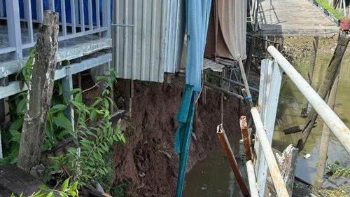 Một hộ dân bị ảnh hưởng sạt lở.