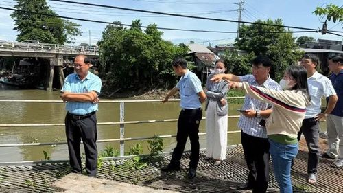 Lãnh đạo Ủy ban nhân dân xã Châu Phú kiểm tra khu vực sạt lở.