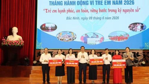Trao tặng trang thiết bị, đồ chơi ngoài trời cho 4 trường mầm non.