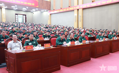  Các đại biểu dự khai mạc diễn tập.