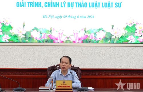 Bộ trưởng Bộ Tư pháp Hoàng Thanh Tùng phát biểu tại cuộc họp. 