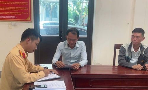 Lực lượng CSGT làm việc với 2 người vi phạm.