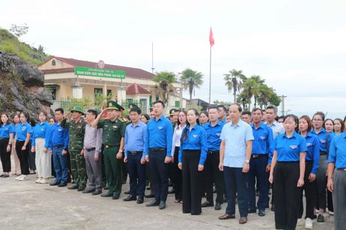 Các đại biểu tham dự chương trình.