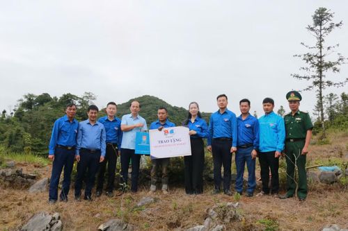 Trao tặng công trình thanh niên.