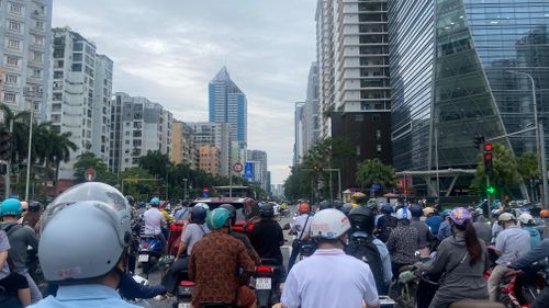 Hà Nội sáng 9-6, trời mát mẻ và có mưa nhỏ. Ảnh: PHÚC HẬU