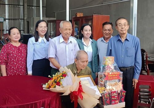 Đồng chí Võ Ngọc Thanh Trúc cùng đoàn thăm, chúc thọ cụ ông Trần Văn Mững