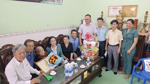 Đoàn đến thăm, chúc thọ cụ bà Nguyễn Thị Cọng
