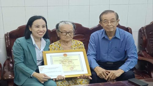 Đoàn đến thăm, chúc thọ cụ bà Nguyễn Thị Đông