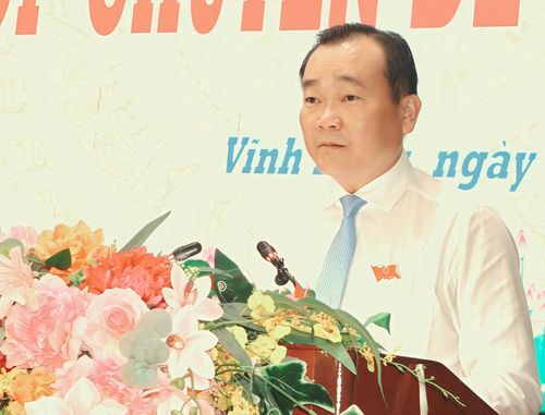  Chủ tịch HĐND tỉnh Vĩnh Long Nguyễn Minh Dũng phát biểu tại kỳ họp 