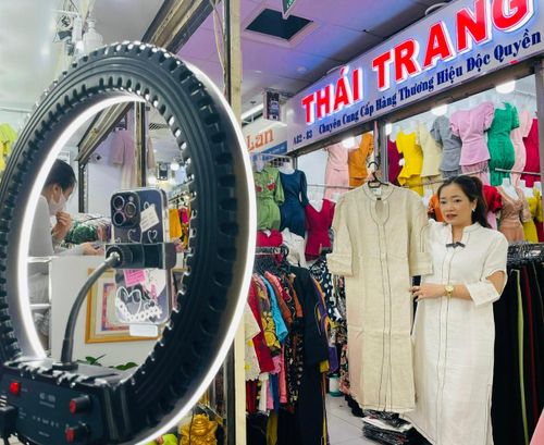  Tiểu thương chợ An Đông (TPHCM) livestream bán quần áo trên mạng xã hội 