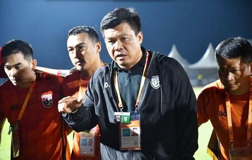 HLV U19 Thái Lan hài lòng với chiến thắng của các học trò trước U19 Malaysia. Ảnh: FAT.