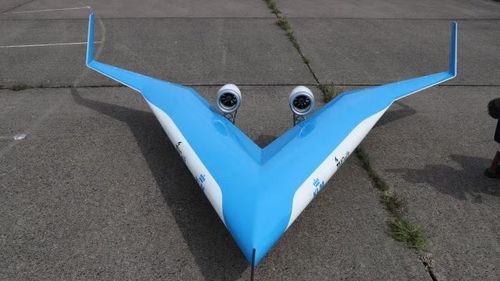 Flying-V do KLM và TU Delft phát triển, có hình chữ V độc đáo, chứa hành khách, hàng hóa và nhiên liệu trong cánh. Nó có thể chở số khách tương đương Airbus A350 nhưng tiết kiệm khoảng 20% nhiên liệu.
