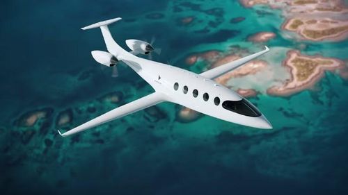 Eviation Alice là máy bay điện hoàn toàn, chở 9 hành khách. Bay thử lần đầu năm 2022, cho thấy tiềm năng hàng không sạch và yên tĩnh. Tuy nhiên, hạn chế pin khiến tầm bay giảm còn 463km, dự án bị hoãn nhiều lần và tạm dừng năm 2025.