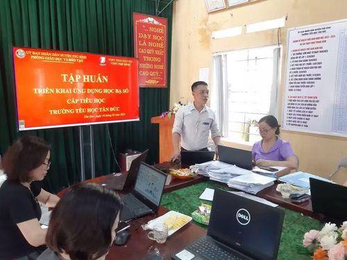 Tập huấn triển khai học bạ số tại Trường Tiểu học Tân Đức (xã Kha Sơn, Thái Nguyên). Ảnh: website nhà trường.