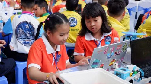 Học sinh lập trình robot trên máy tính.
