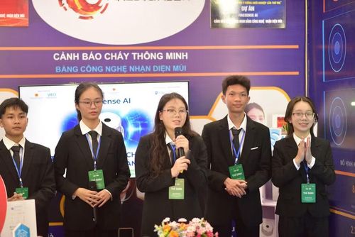 Phạm Nguyễn An Chi và các thành viên giới thiệu về dự án.