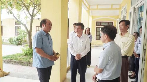 Ông Nguyễn Văn Mạnh, Phó Chủ tịch UBND TP Huế, Trưởng Ban Chỉ đạo thi (ngoài cùng bên trái) nhắc nhở cán bộ, giáo viên các trường học đảm bảo các phương án khi thi.