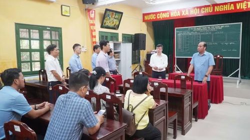 Lãnh đạo TP Huế và Sở GD&ĐT kiểm tra các điểm thi Tốt nghiệp THPT 2026 trong sáng 9/6.