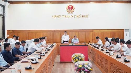 Ông Nguyễn Tân, Giám đốc Sở GD&ĐT TP Huế, Phó Trưởng Ban Chỉ đạo kỳ thi (đứng) báo cáo tại Hội nghị trực tuyến toàn quốc về công tác chuẩn bị tổ chức Kỳ thi tốt nghiệp THPT năm 2026.