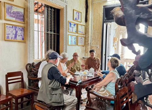 Khách quốc tế tham quan nhà cổ Huỳnh Thủy Lê