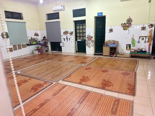 Trường mầm non đã dọn dẹp các phòng học sạch sẽ để phục vụ thí sinh nghỉ trưa. Các phòng đều có điều hòa, quạt mát.