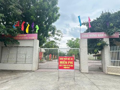 Trước kỳ thi, các biển hướng dẫn thí sinh, người nhà về địa điểm nghỉ ngơi, gửi xe đã được đặt sẵn.