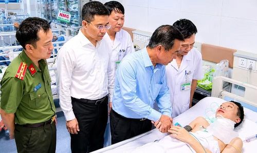 Bí thư Tỉnh ủy Thanh Hóa Lê Đức Thái thăm hỏi, động viên trung tá công an bị thương khi làm nhiệm vụ.