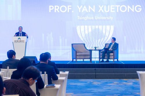Giáo sư Yan Xuetong phát biểu tại phiên thảo luận